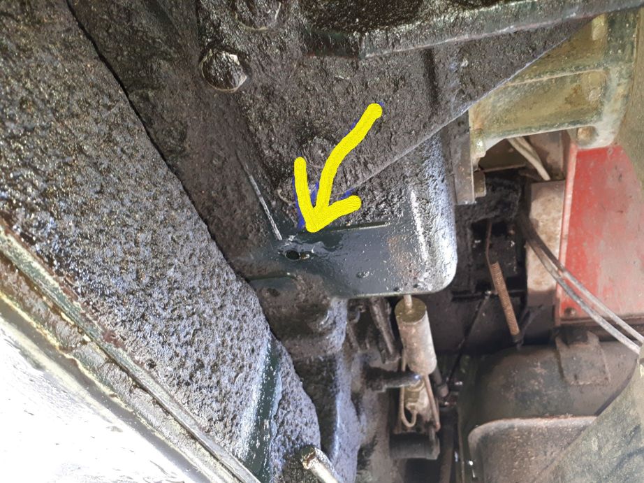 Zetor 4340 tiputtaa öljyä.jpg