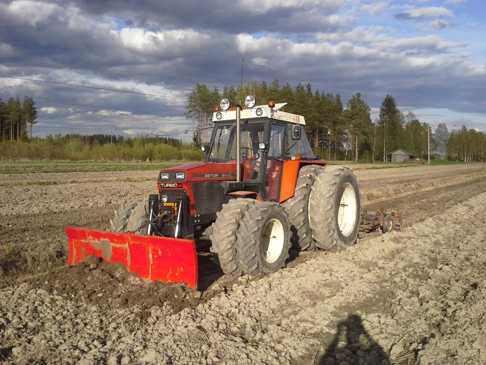 Zetor 9145 pellolla.jpg